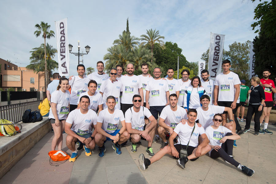 Más de 900 corredores participan en la prueba de 10 kilómetros, con salida y meta en el Paseo del Malecón, representando los colores de sus compañías