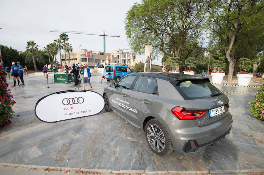 Más de 900 corredores participan en la prueba de 10 kilómetros, con salida y meta en el Paseo del Malecón, representando los colores de sus compañías