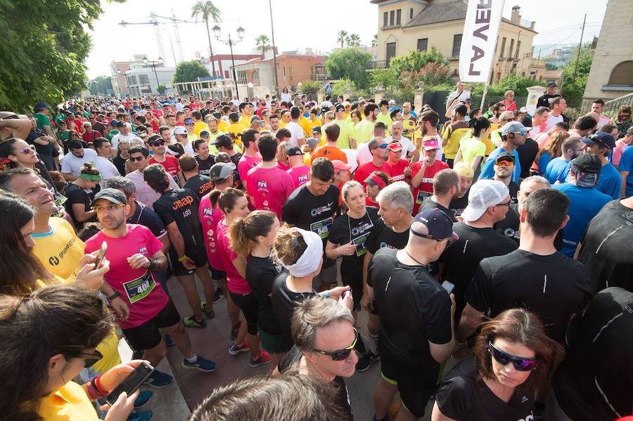 Más de 900 corredores participan en la prueba de 10 kilómetros, con salida y meta en el Paseo del Malecón, representando los colores de sus compañías