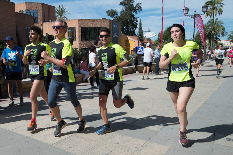 Más de 900 corredores participan en la prueba de 10 kilómetros, con salida y meta en el Paseo del Malecón, representando los colores de sus compañías