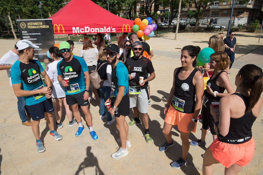 Más de 900 corredores participan en la prueba de 10 kilómetros, con salida y meta en el Paseo del Malecón, representando los colores de sus compañías