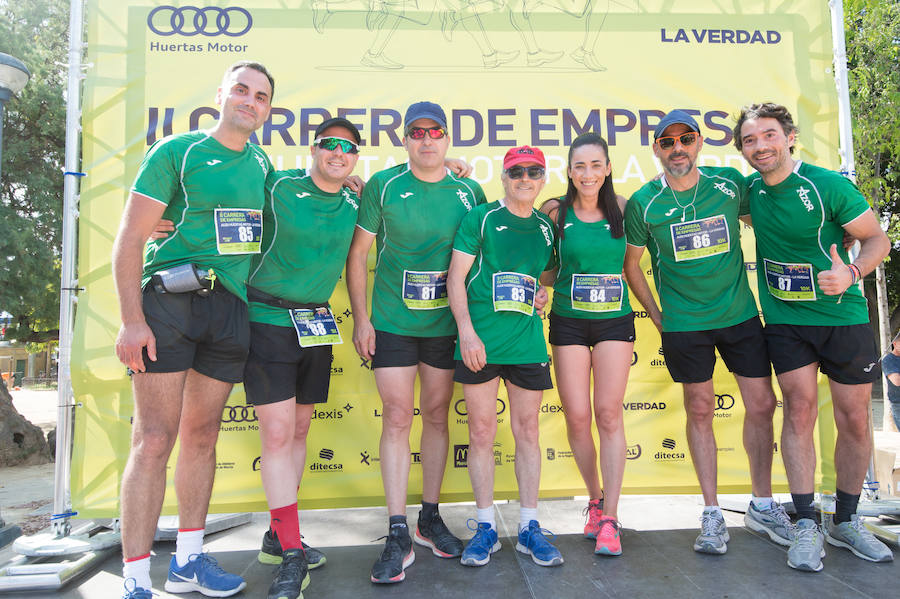 Más de 900 corredores participan en la prueba de 10 kilómetros, con salida y meta en el Paseo del Malecón, representando los colores de sus compañías