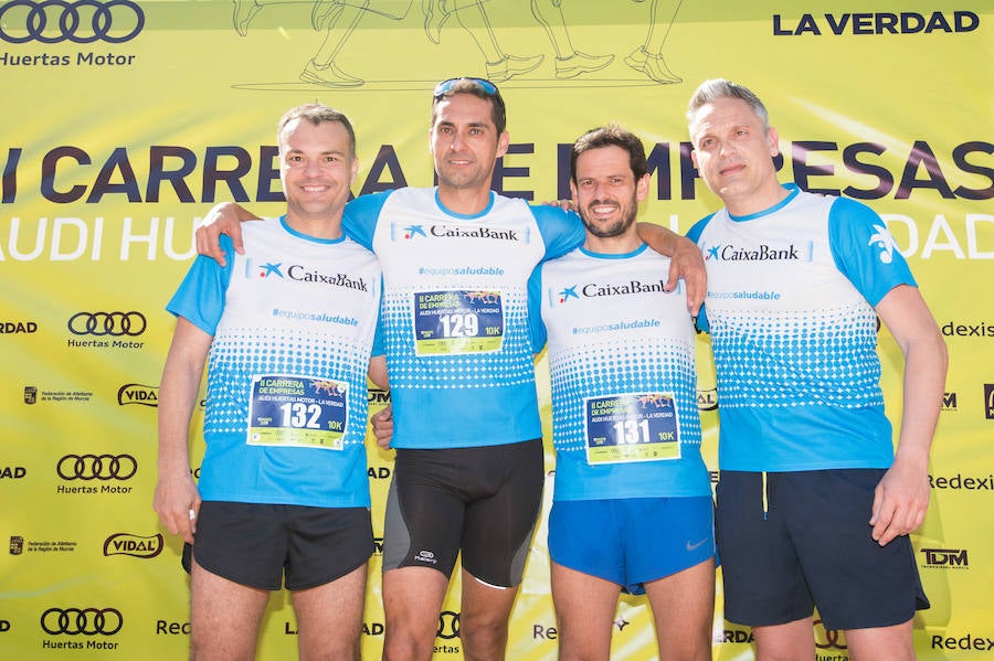 Más de 900 corredores participan en la prueba de 10 kilómetros, con salida y meta en el Paseo del Malecón, representando los colores de sus compañías