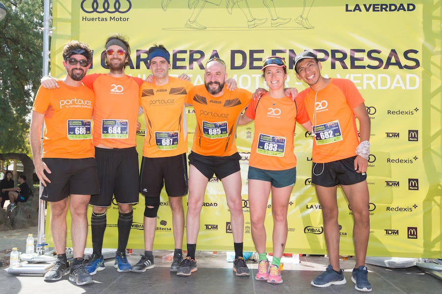 Más de 900 corredores participan en la prueba de 10 kilómetros, con salida y meta en el Paseo del Malecón, representando los colores de sus compañías