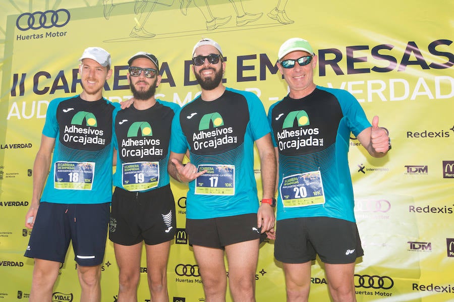 Más de 900 corredores participan en la prueba de 10 kilómetros, con salida y meta en el Paseo del Malecón, representando los colores de sus compañías