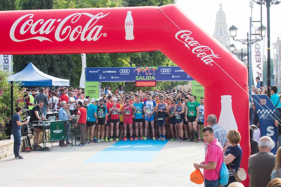 Más de 900 corredores participan en la prueba de 10 kilómetros, con salida y meta en el Paseo del Malecón, representando los colores de sus compañías