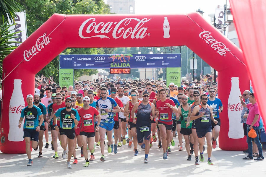 Más de 900 corredores participan en la prueba de 10 kilómetros, con salida y meta en el Paseo del Malecón, representando los colores de sus compañías