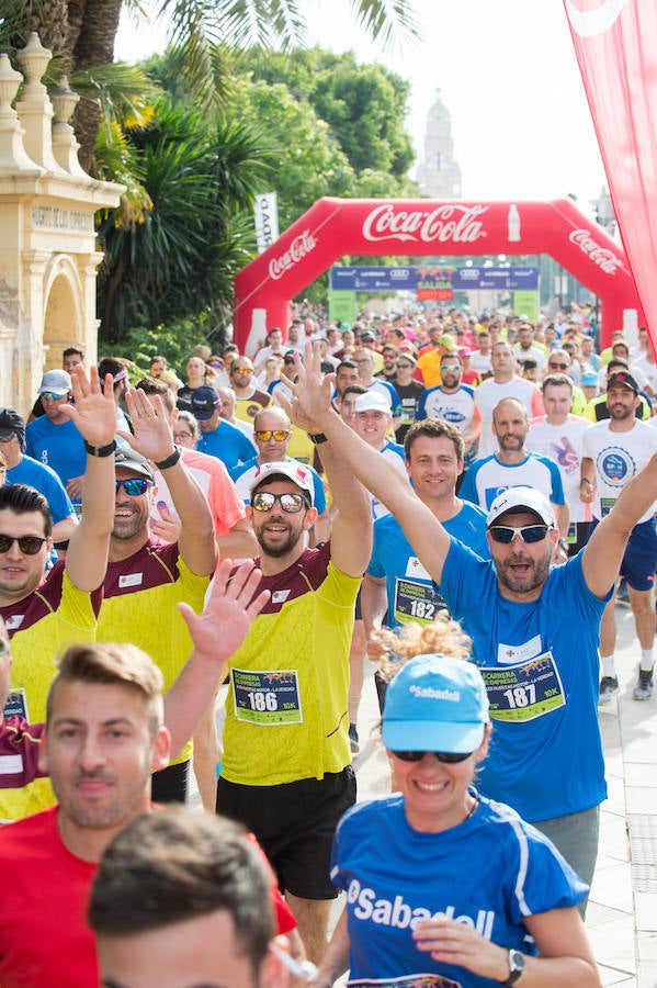 Más de 900 corredores participan en la prueba de 10 kilómetros, con salida y meta en el Paseo del Malecón, representando los colores de sus compañías