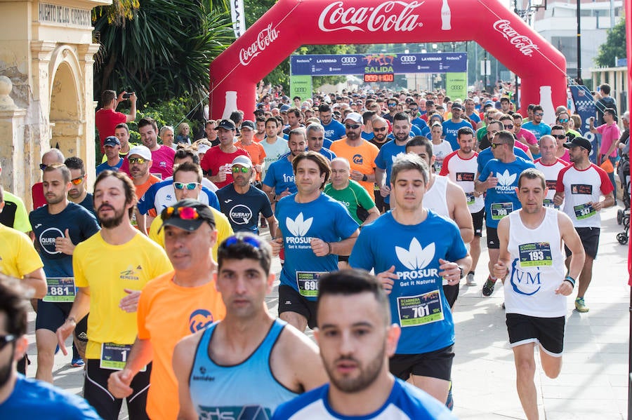 Más de 900 corredores participan en la prueba de 10 kilómetros, con salida y meta en el Paseo del Malecón, representando los colores de sus compañías