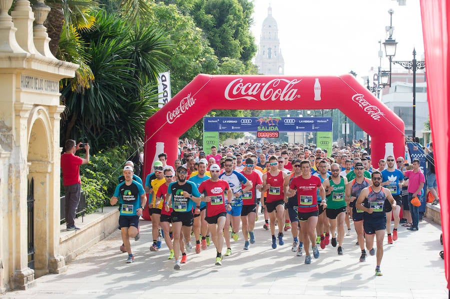 Más de 900 corredores participan en la prueba de 10 kilómetros, con salida y meta en el Paseo del Malecón, representando los colores de sus compañías