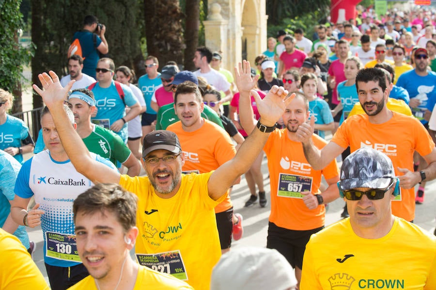 Más de 900 corredores participan en la prueba de 10 kilómetros, con salida y meta en el Paseo del Malecón, representando los colores de sus compañías