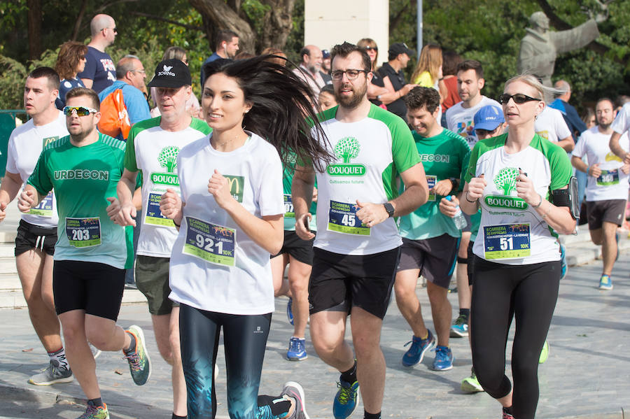 Más de 900 corredores participan en la prueba de 10 kilómetros, con salida y meta en el Paseo del Malecón, representando los colores de sus compañías