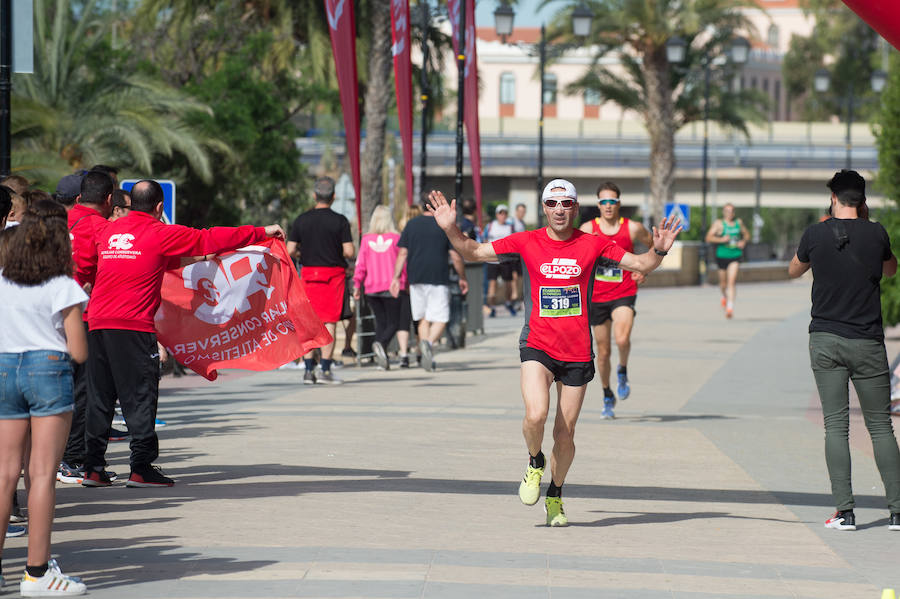 Más de 900 corredores participan en la prueba de 10 kilómetros, con salida y meta en el Paseo del Malecón, representando los colores de sus compañías