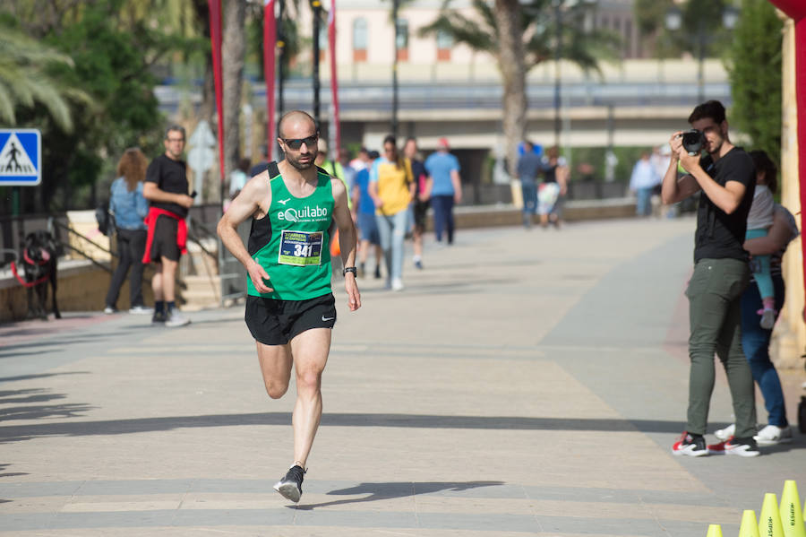 Más de 900 corredores participan en la prueba de 10 kilómetros, con salida y meta en el Paseo del Malecón, representando los colores de sus compañías