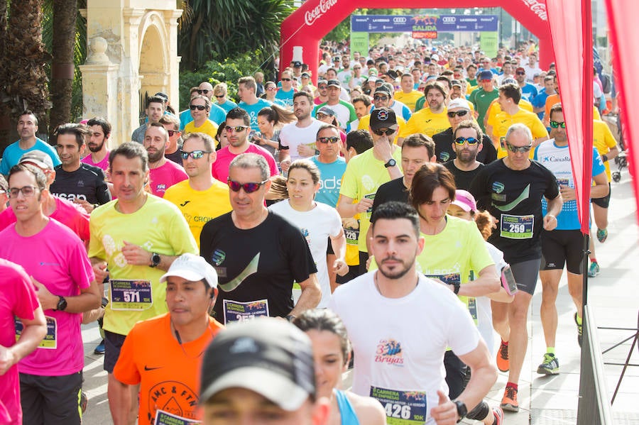 Más de 900 corredores participan en la prueba de 10 kilómetros, con salida y meta en el Paseo del Malecón, representando los colores de sus compañías