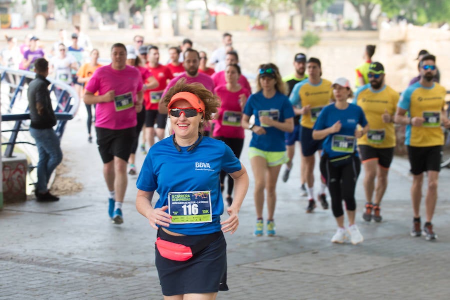 Más de 900 corredores participan en la prueba de 10 kilómetros, con salida y meta en el Paseo del Malecón, representando los colores de sus compañías