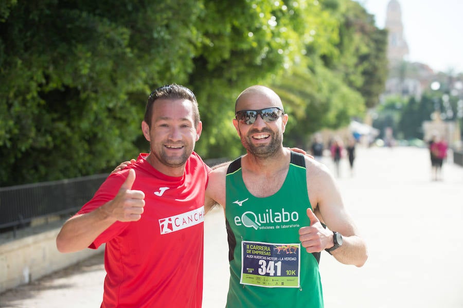 Más de 900 corredores participan en la prueba de 10 kilómetros, con salida y meta en el Paseo del Malecón, representando los colores de sus compañías