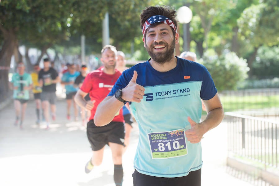 Más de 900 corredores participan en la prueba de 10 kilómetros, con salida y meta en el Paseo del Malecón, representando los colores de sus compañías