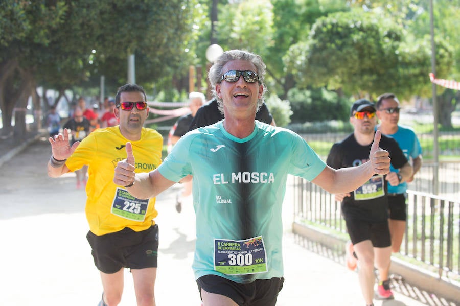 Más de 900 corredores participan en la prueba de 10 kilómetros, con salida y meta en el Paseo del Malecón, representando los colores de sus compañías