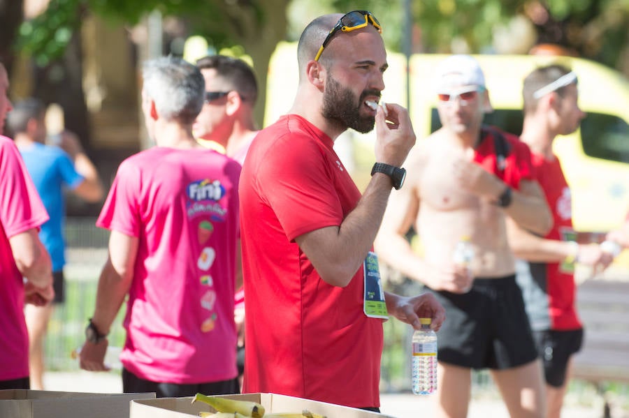 Más de 900 corredores participan en la prueba de 10 kilómetros, con salida y meta en el Paseo del Malecón, representando los colores de sus compañías