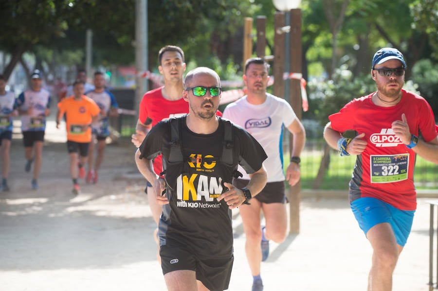 Más de 900 corredores participan en la prueba de 10 kilómetros, con salida y meta en el Paseo del Malecón, representando los colores de sus compañías