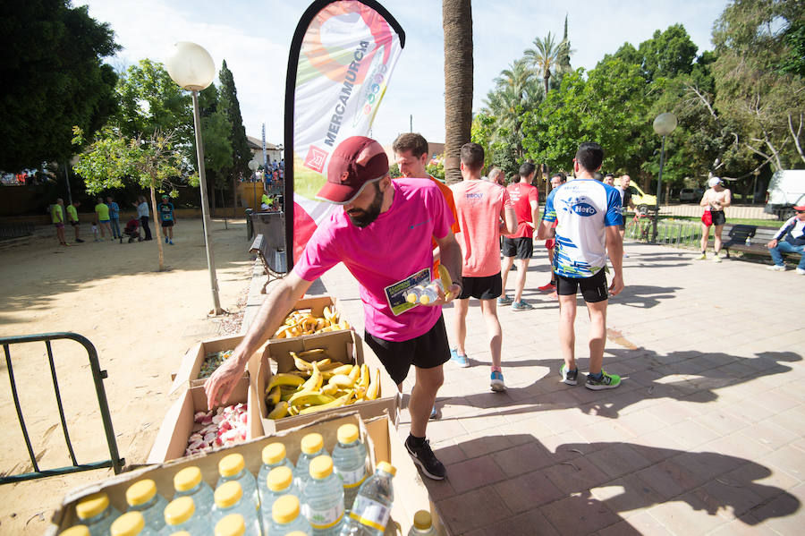 Más de 900 corredores participan en la prueba de 10 kilómetros, con salida y meta en el Paseo del Malecón, representando los colores de sus compañías