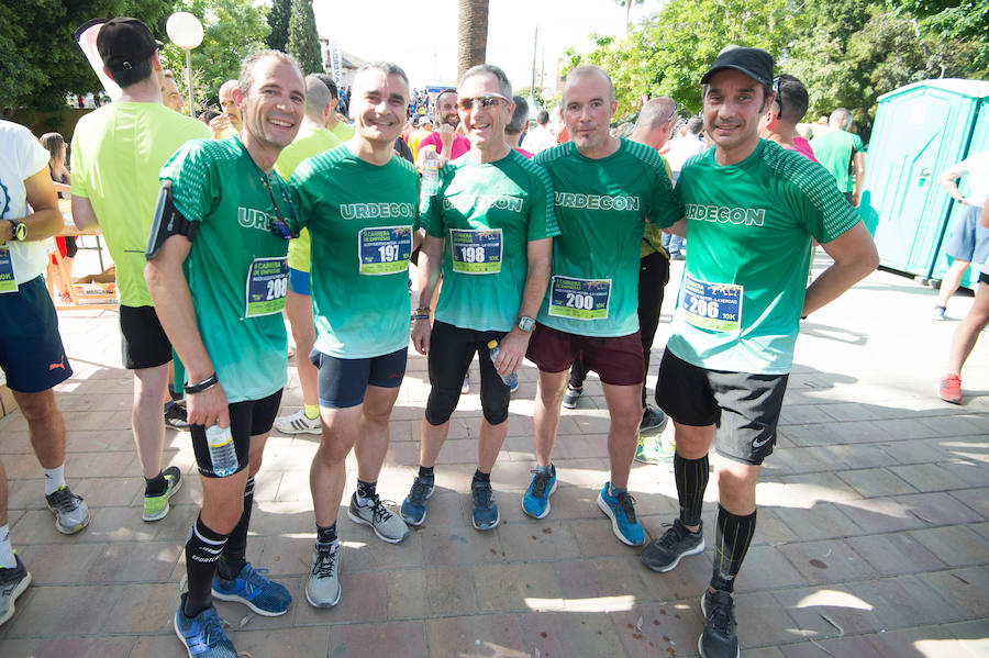 Más de 900 corredores participan en la prueba de 10 kilómetros, con salida y meta en el Paseo del Malecón, representando los colores de sus compañías