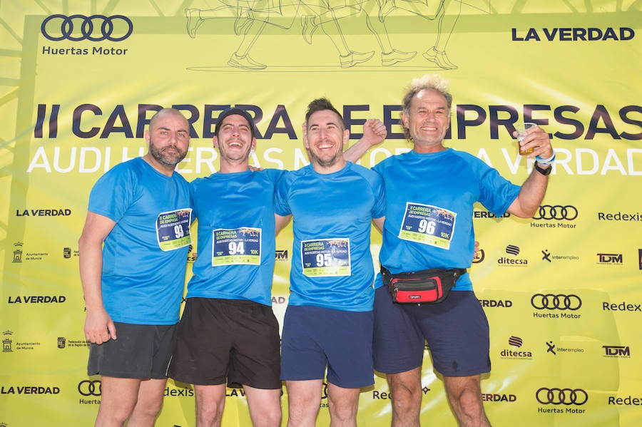 Más de 900 corredores participan en la prueba de 10 kilómetros, con salida y meta en el Paseo del Malecón, representando los colores de sus compañías