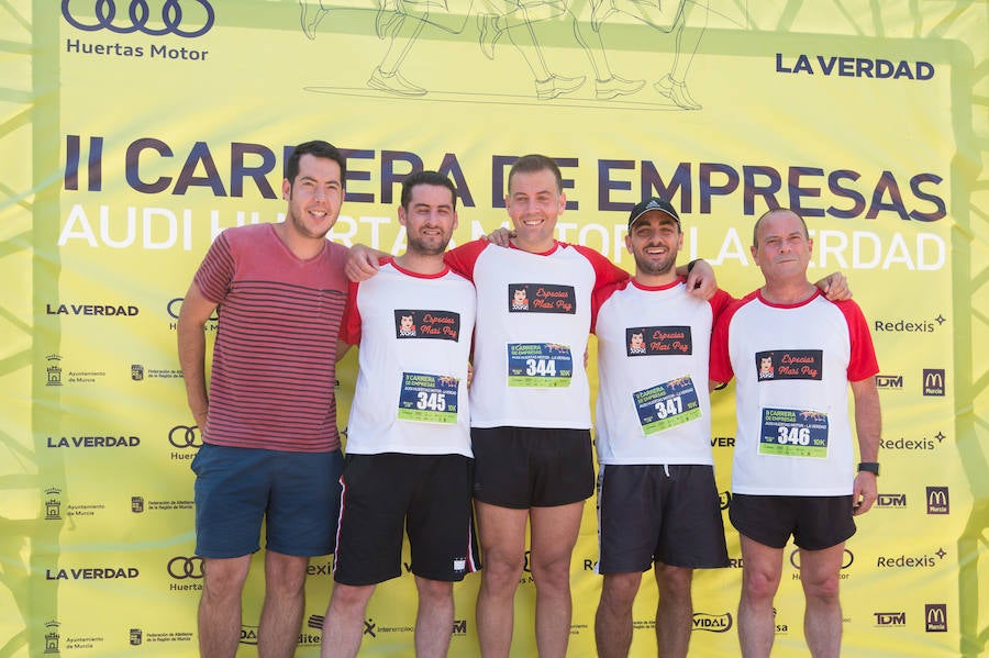 Más de 900 corredores participan en la prueba de 10 kilómetros, con salida y meta en el Paseo del Malecón, representando los colores de sus compañías