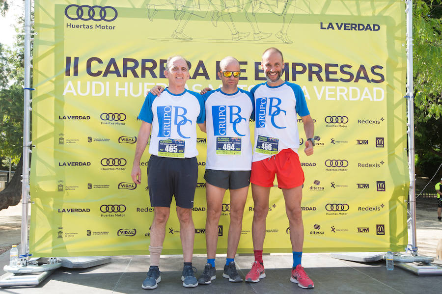 Más de 900 corredores participan en la prueba de 10 kilómetros, con salida y meta en el Paseo del Malecón, representando los colores de sus compañías