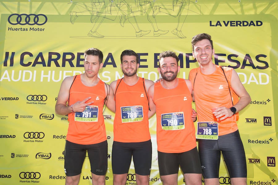 Más de 900 corredores participan en la prueba de 10 kilómetros, con salida y meta en el Paseo del Malecón, representando los colores de sus compañías