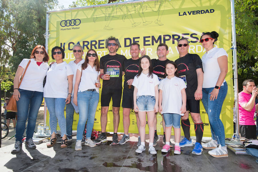 Más de 900 corredores participan en la prueba de 10 kilómetros, con salida y meta en el Paseo del Malecón, representando los colores de sus compañías