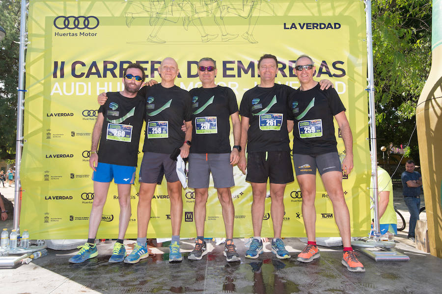 Más de 900 corredores participan en la prueba de 10 kilómetros, con salida y meta en el Paseo del Malecón, representando los colores de sus compañías