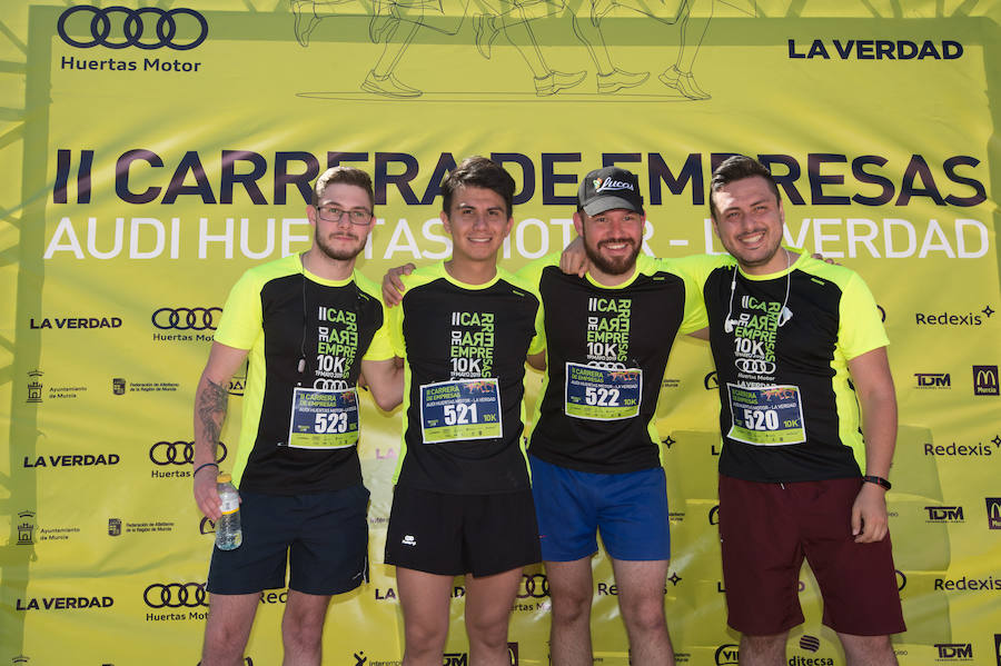 Más de 900 corredores participan en la prueba de 10 kilómetros, con salida y meta en el Paseo del Malecón, representando los colores de sus compañías