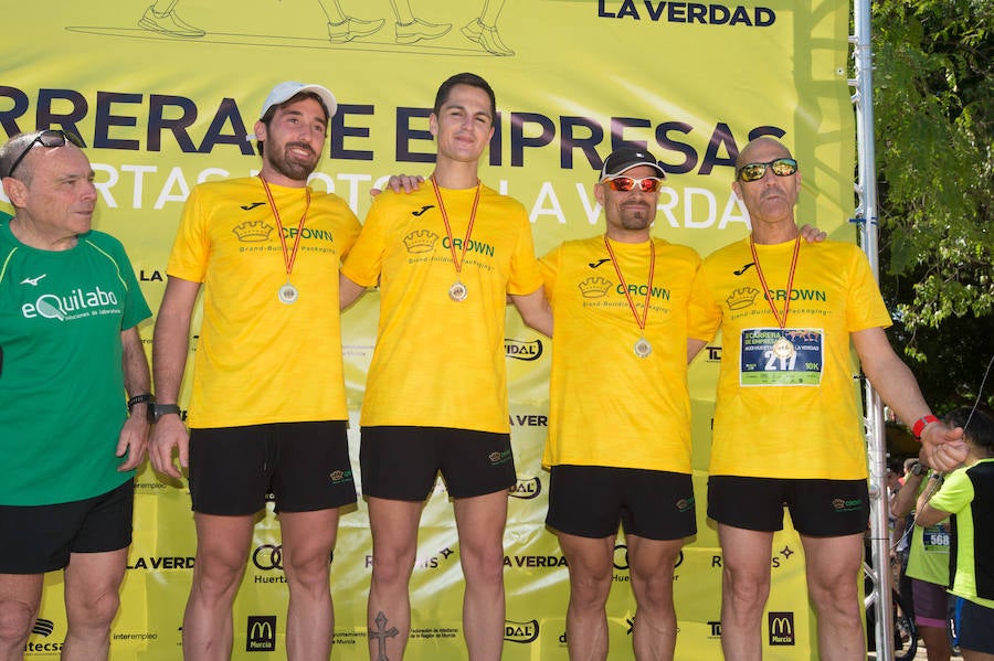 Más de 900 corredores participan en la prueba de 10 kilómetros, con salida y meta en el Paseo del Malecón, representando los colores de sus compañías