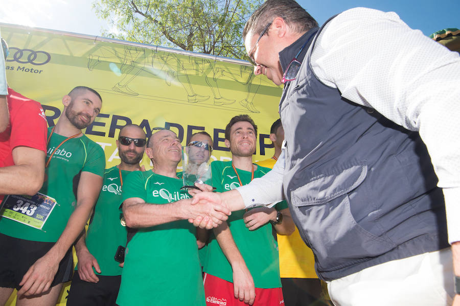 Más de 900 corredores participan en la prueba de 10 kilómetros, con salida y meta en el Paseo del Malecón, representando los colores de sus compañías