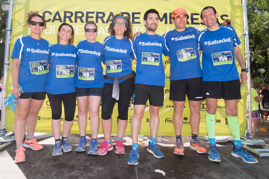 Más de 900 corredores participan en la prueba de 10 kilómetros, con salida y meta en el Paseo del Malecón, representando los colores de sus compañías