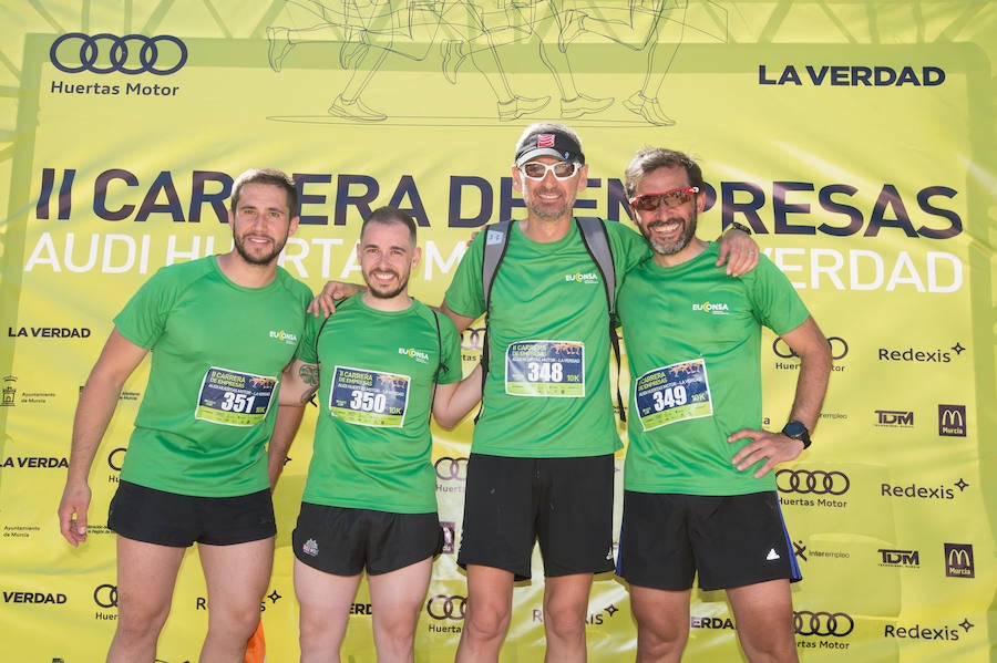 Más de 900 corredores participan en la prueba de 10 kilómetros, con salida y meta en el Paseo del Malecón, representando los colores de sus compañías