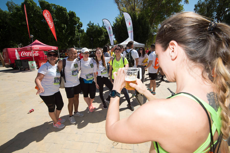 Más de 900 corredores participan en la prueba de 10 kilómetros, con salida y meta en el Paseo del Malecón, representando los colores de sus compañías