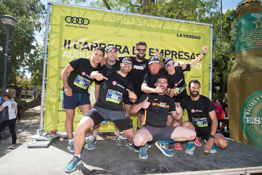 Más de 900 corredores participan en la prueba de 10 kilómetros, con salida y meta en el Paseo del Malecón, representando los colores de sus compañías