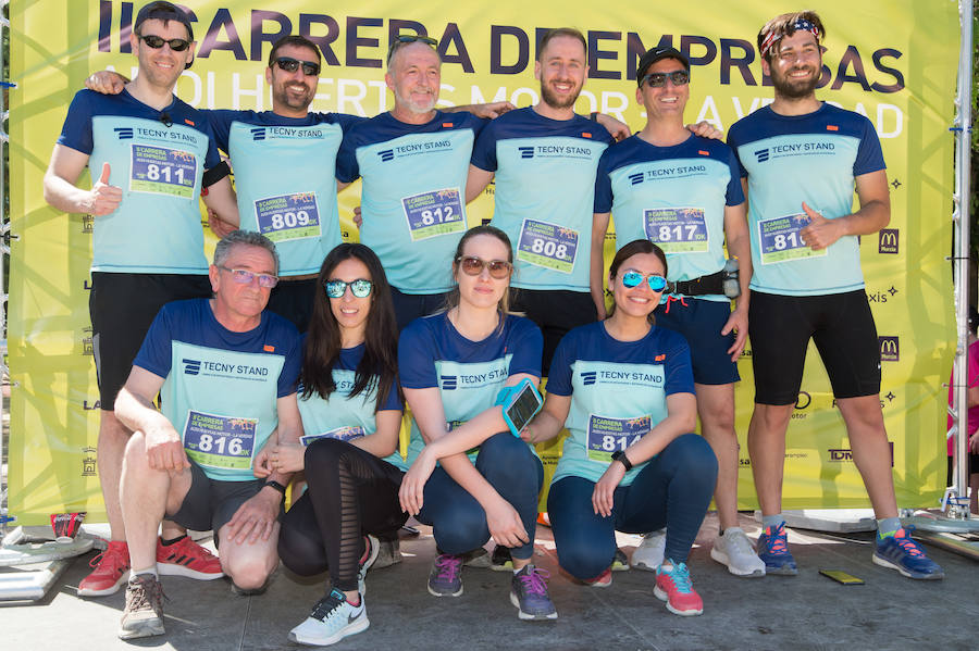 Más de 900 corredores participan en la prueba de 10 kilómetros, con salida y meta en el Paseo del Malecón, representando los colores de sus compañías