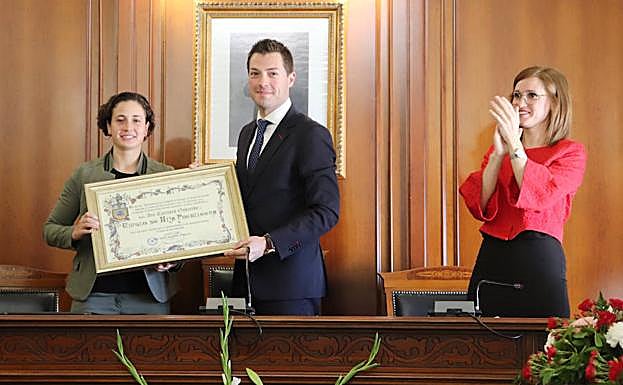 Momento de la entrega del título a la piloto ceheginera.