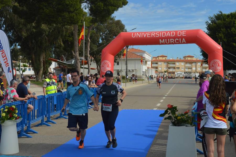 El corredor consigue la victoria en la prueba de 10 kilómetros con una marca de 34:34 minutos, por los 44:18 de la deportista del Kampamento Base
