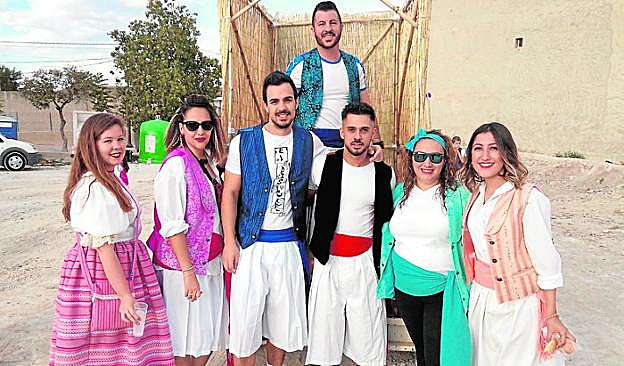 Un grupo de jóvenes, antes de comenzar el desfile. 