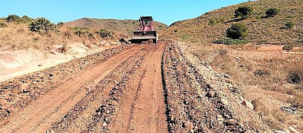 Un tractor realiza los trabajos en uno de los caminos de acceso al Parque Regional de Calblanque, ayer. 