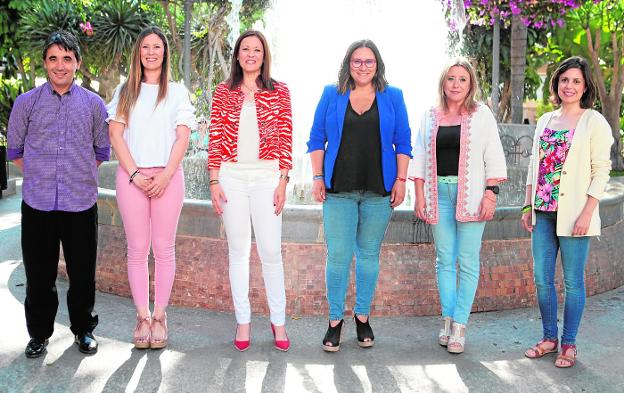 Los candidatos David López (Podemos), Isabel María Torrente (IU-Verdes), Mari Carmen Moreno (PSOE), Eva Reverte (PP), Donosa Bustamente (Ciudadanos) y Nuria Almagro (Vox), el pasado domingo en la Glorieta. 