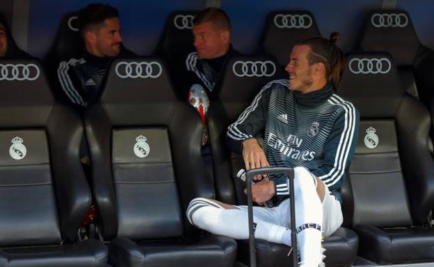 Bale bromea con Isco y Kroos durante el partido ante el Betis. 