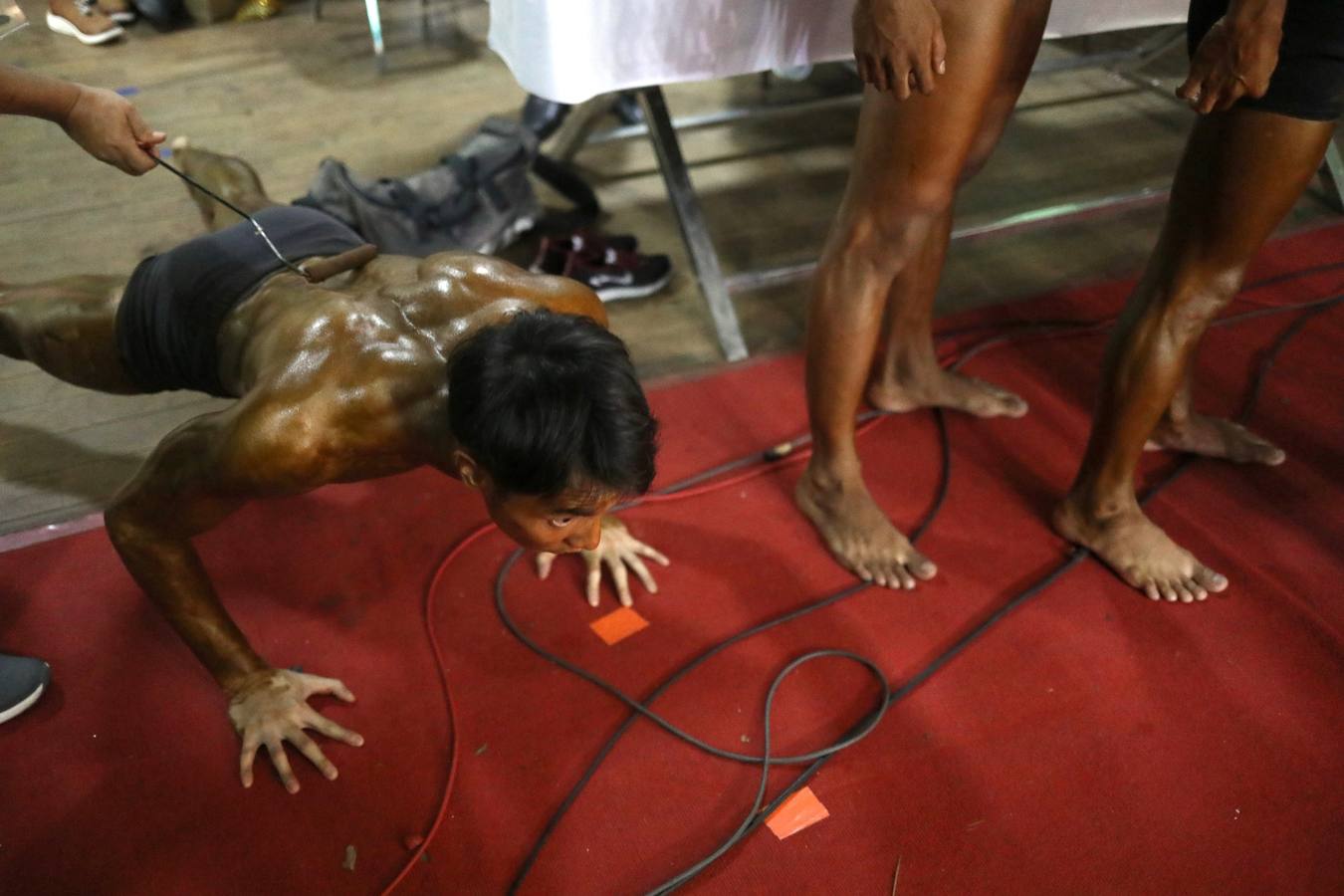 Los participantes exhiben sus bronceados y perfectamente tonificados músculos durante la 16 edición del campeonato de Culturismo y Deportes del Sudeste Asiático celebrado en Yangon (Birmania).
