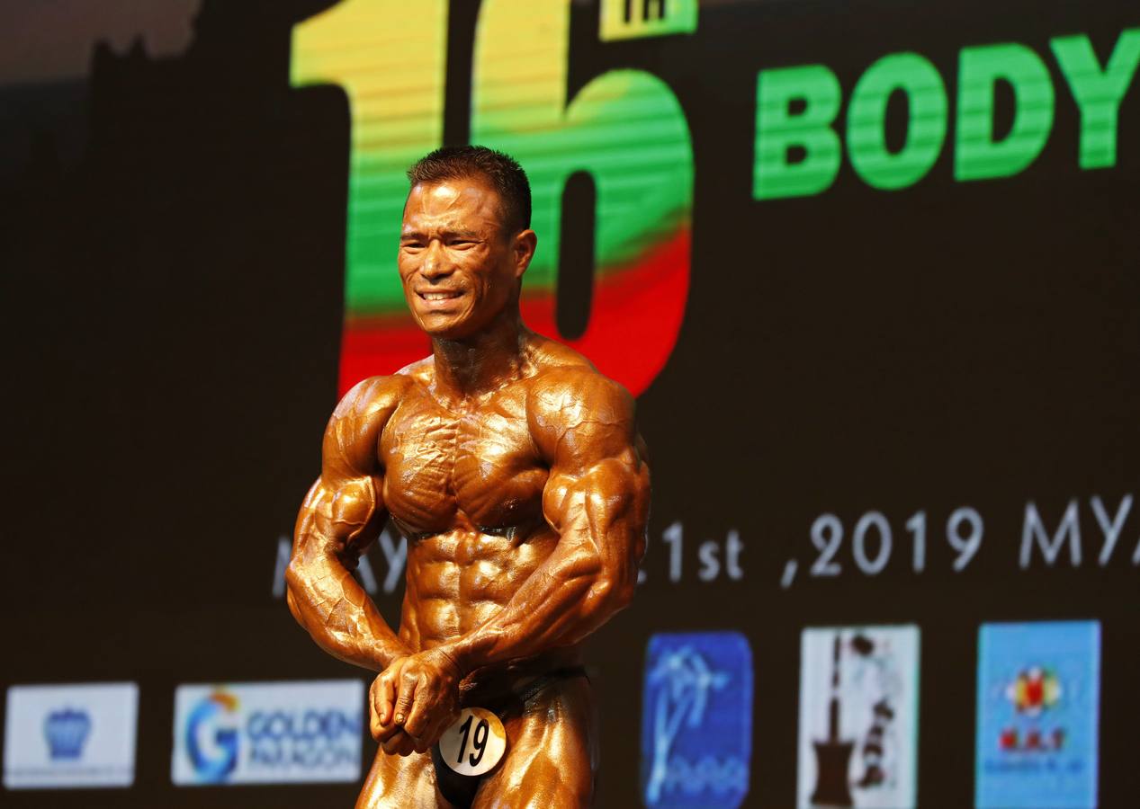 Los participantes exhiben sus bronceados y perfectamente tonificados músculos durante la 16 edición del campeonato de Culturismo y Deportes del Sudeste Asiático celebrado en Yangon (Birmania).