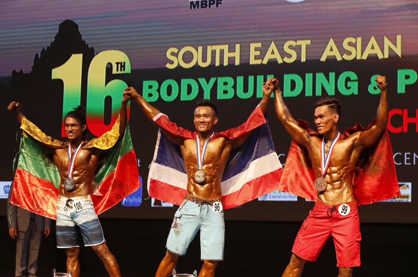 Los participantes exhiben sus bronceados y perfectamente tonificados músculos durante la 16 edición del campeonato de Culturismo y Deportes del Sudeste Asiático celebrado en Yangon (Birmania).